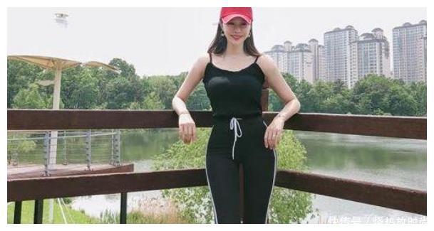 爱穿打底裤的美女,颜值很高的小姐姐,吸引无数路人目光!