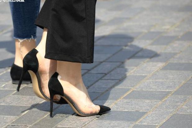 尖头细跟鞋，绽放美女足尖上的光彩