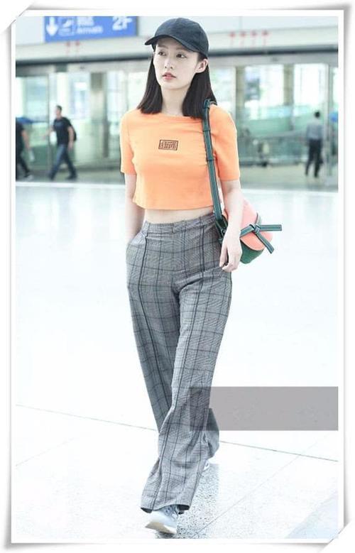 看了孙怡的露脐装,再看看李沁,网友:蚂蚁腰还是直桶腰一眼看穿