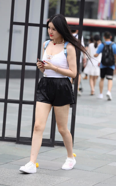 小姐姐白色吊带勾勒出饱满上围，浑身散发的风情挡不住