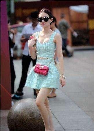 美女无袖紧身的小背心搭配与上身同色的短裙，纯色的搭配真是亮点