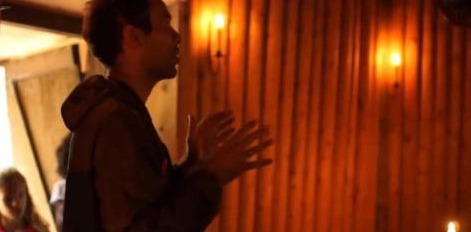 世界最奇葩酒店，没电没WiFi原始生活木屋，游客却住了不想走