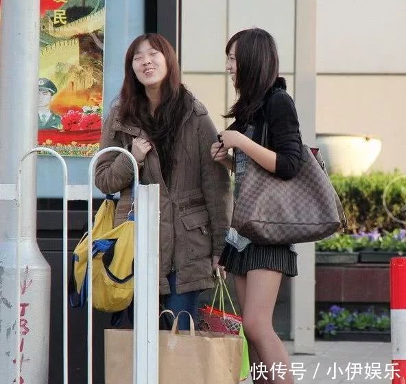 穿着黑色连衣裙的小姐姐，搭配黑丝袜，和闺蜜一起去逛街让路人忍