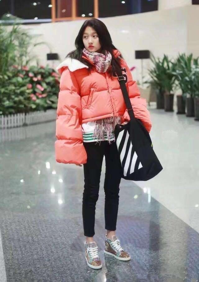 20岁关晓彤和37岁蔡依林同穿大棉服，一位时髦，一位土气？