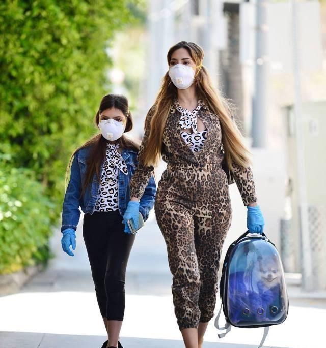  「曲线魅力」法拉·亚伯拉罕和女儿穿亲子装，戴着虎纹口罩，太有野性魅力