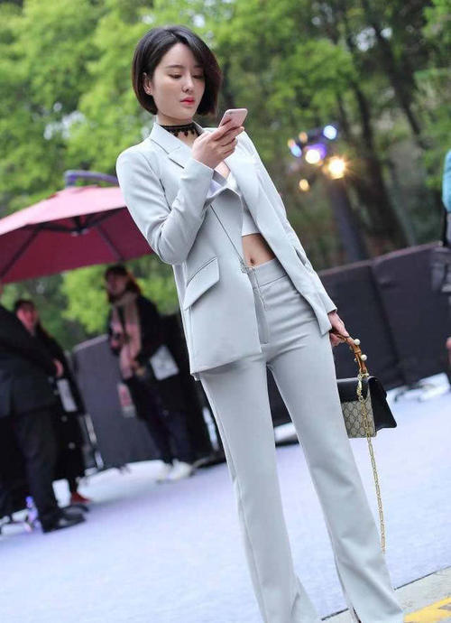 街拍：图2小姐姐身穿清凉的“吊带”，展现不一样的风情！