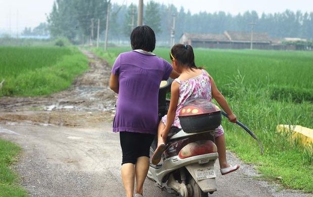 人贩子又出新招:抱走孩子还自称是父母，随行朋友一句话戳破谎言