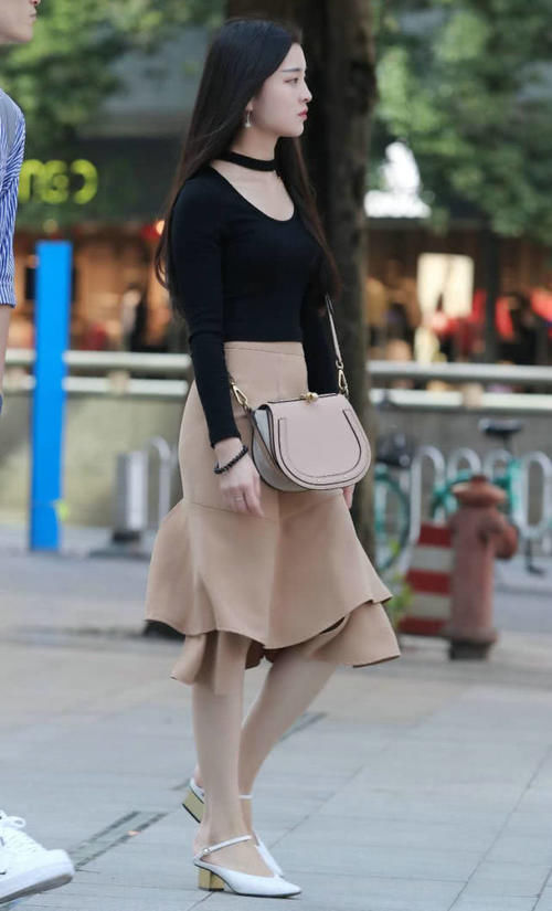  『显瘦』时尚街拍：紧身牛仔裤，修身又显瘦，绽放女神气质！