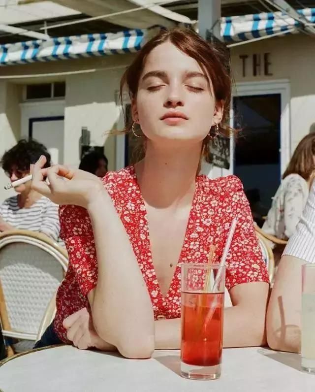 解锁天鹅颈，靠穿衣也能有!试试吴宣仪宋茜的“秀肤”穿搭