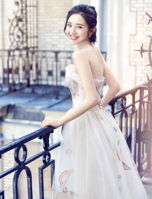 唐艺昕身穿薄纱礼服美炸天，褶皱胸口大秀事业线，网友：张若昀不