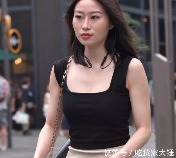  『吊带』时尚街拍：黑色吊带搭配紧身包臀裙，简约清新，彰显东方女人感性