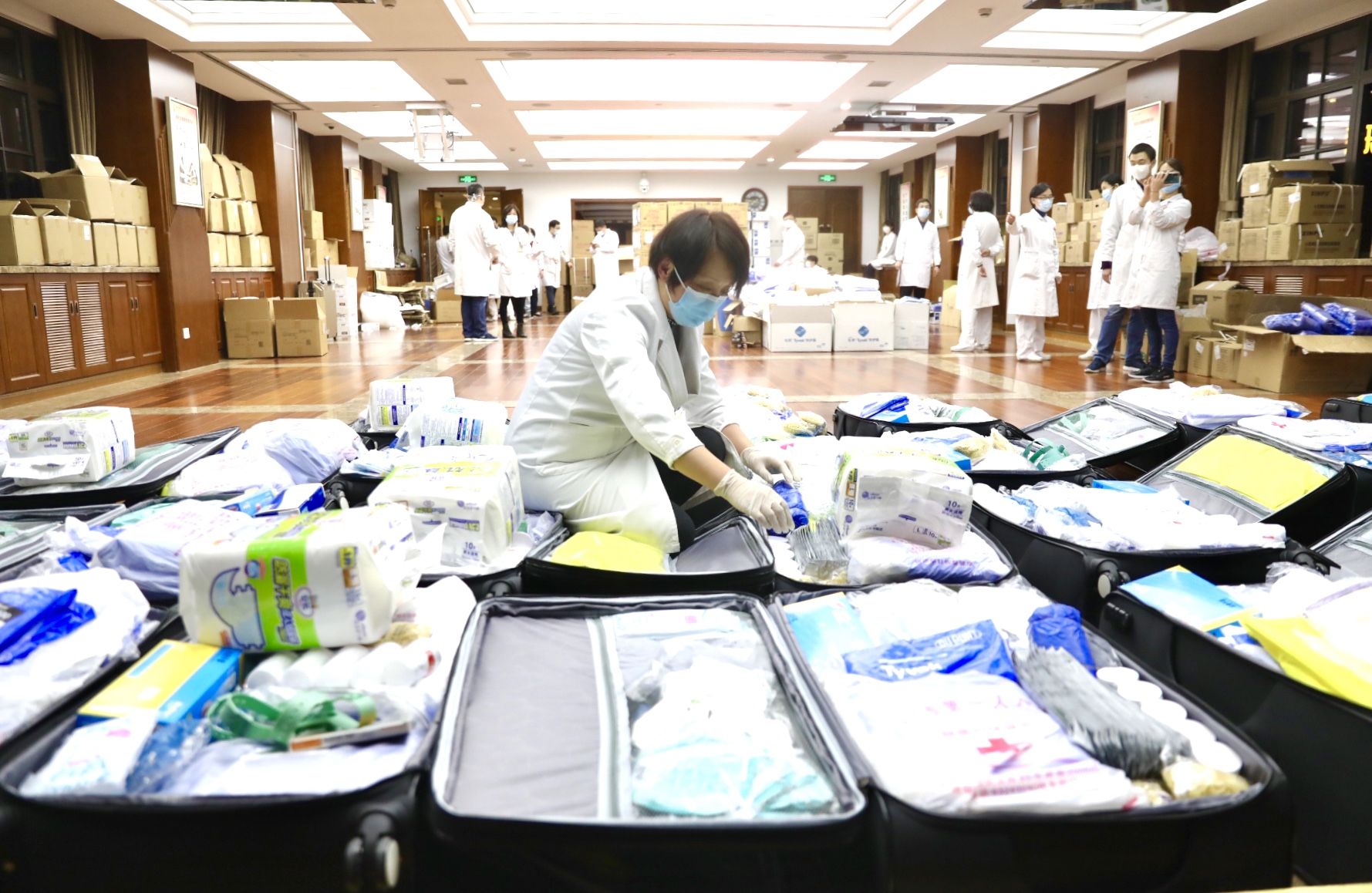  「振奋人心」上海又一批医疗队出发支援湖北 这些画面让人泪目又