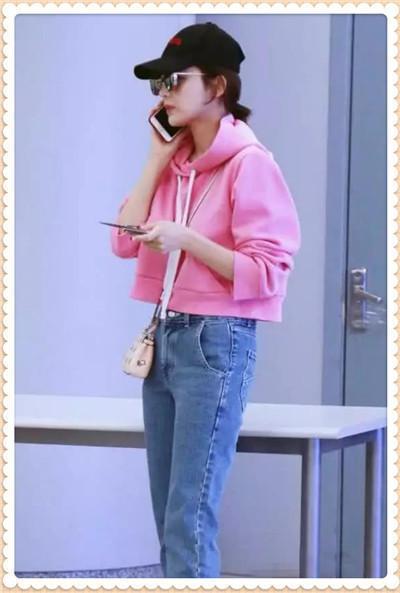 关晓彤好不容易扮回嫩少女，不料撞上古力娜扎，还是满满的大妈味