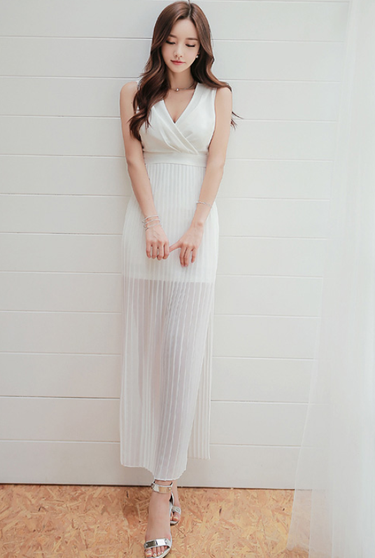 水蛇腰的紧身裙美女，穿出曼妙身材，十分抢眼！