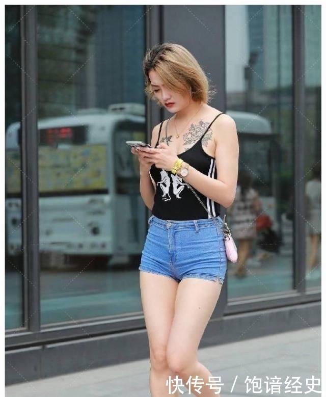 [ 显得]但是身上的纹身倒是显得有些突兀，小姐姐的一身装扮充满了活力