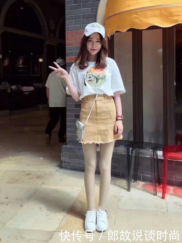 街拍:黑色连衣的裙搭配高跟鞋,塑造完美腿部曲线,尽显女神魅力!