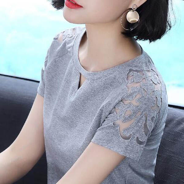 女人出街迷倒一堆人，只因穿这紧身T恤，配短裙凸显迷人小蛮腰