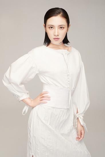 罗昱焜玩转白色时尚LOOK 优雅英挺妩媚撩人