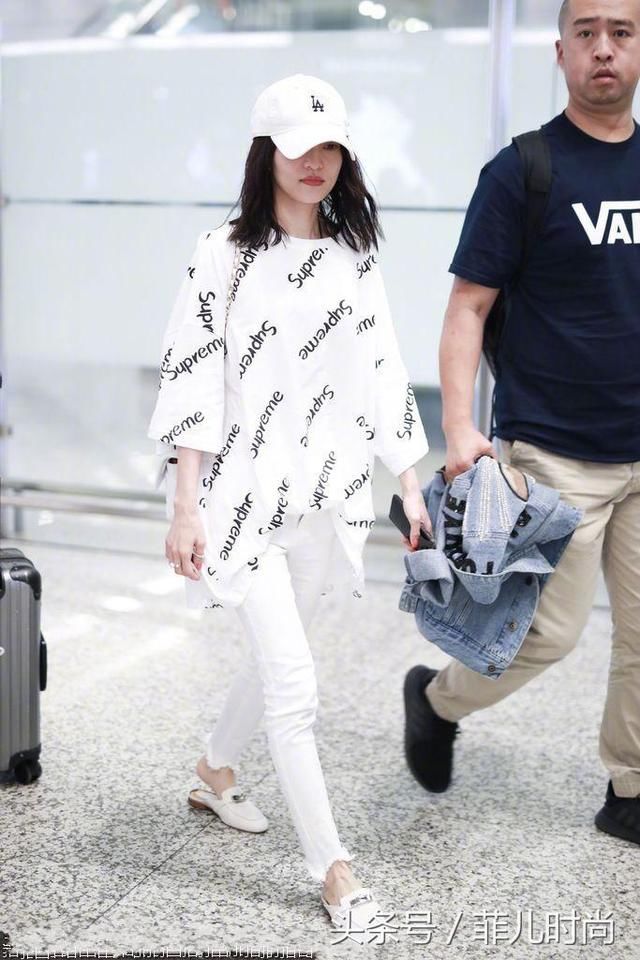 张韶涵现身机场，白色紧身裤穿成小短腿，网友:被上衣给毁了!