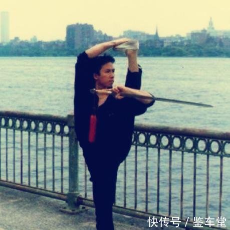  #甄子丹成#翻红的甄子丹自小学武，在香港影坛起起伏伏，为何45岁才红