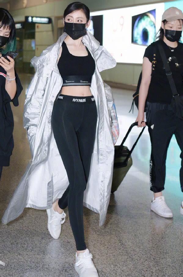 张天爱穿健美裤露小蛮腰走机场，没想到凹大衣用力过猛，网友:不