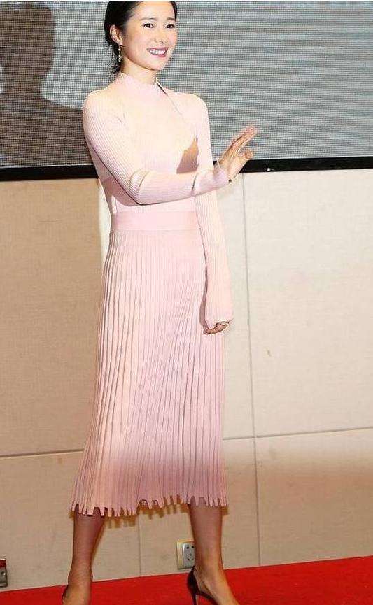 江一燕现身发布会, 裙子太紧显尴尬, 网友: 就不能换大一号的?