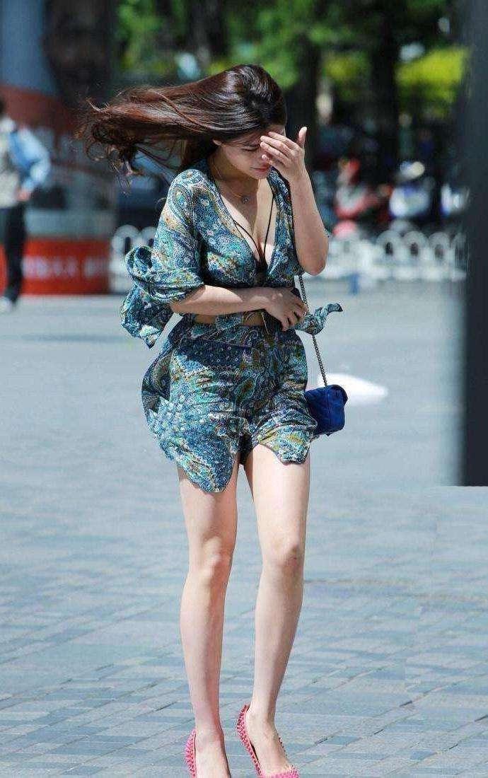 街拍美女：大风好像和美女有点过意不去