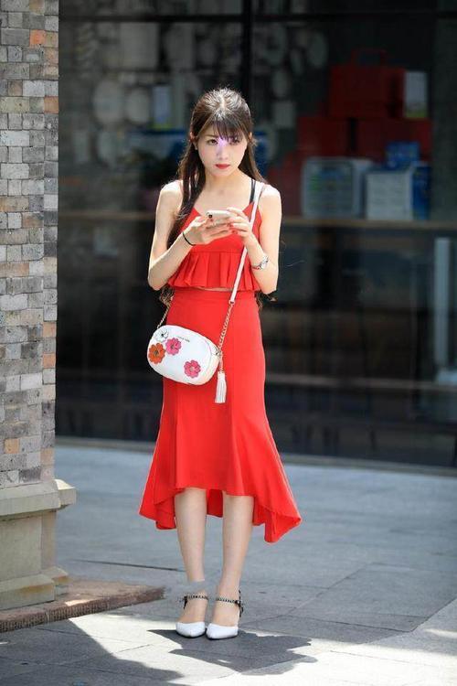 街拍：白皙成熟范的时尚小姐姐，穿着看起来简约时髦魅力独特！