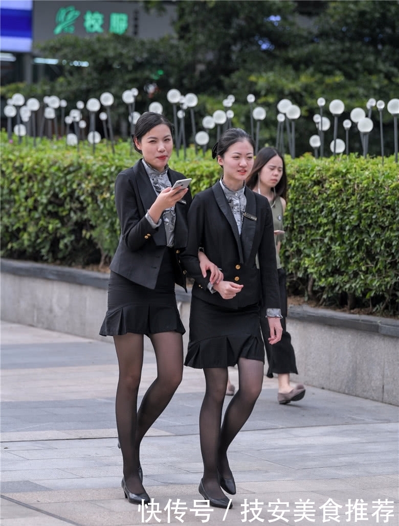 # 穿着#长得高就是有优势啊!,路人街拍:穿着职业装的2个小姐姐