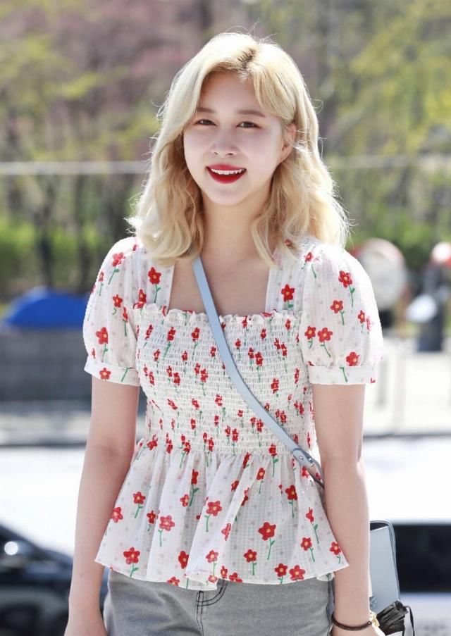「印花」任多荣真会穿,一件短裤印花上衣搭配牛仔裤,秀出凹凸有致身材