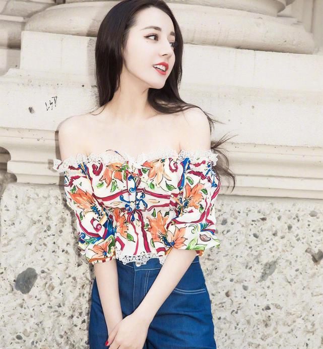 94斤热巴和104斤柳岩同穿吊带裙，性感还是输给了“蝴蝶臀”