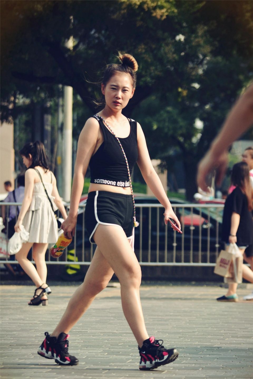 姑娘，你穿着运动背心短裤不像是逛街，更像是来跑步的