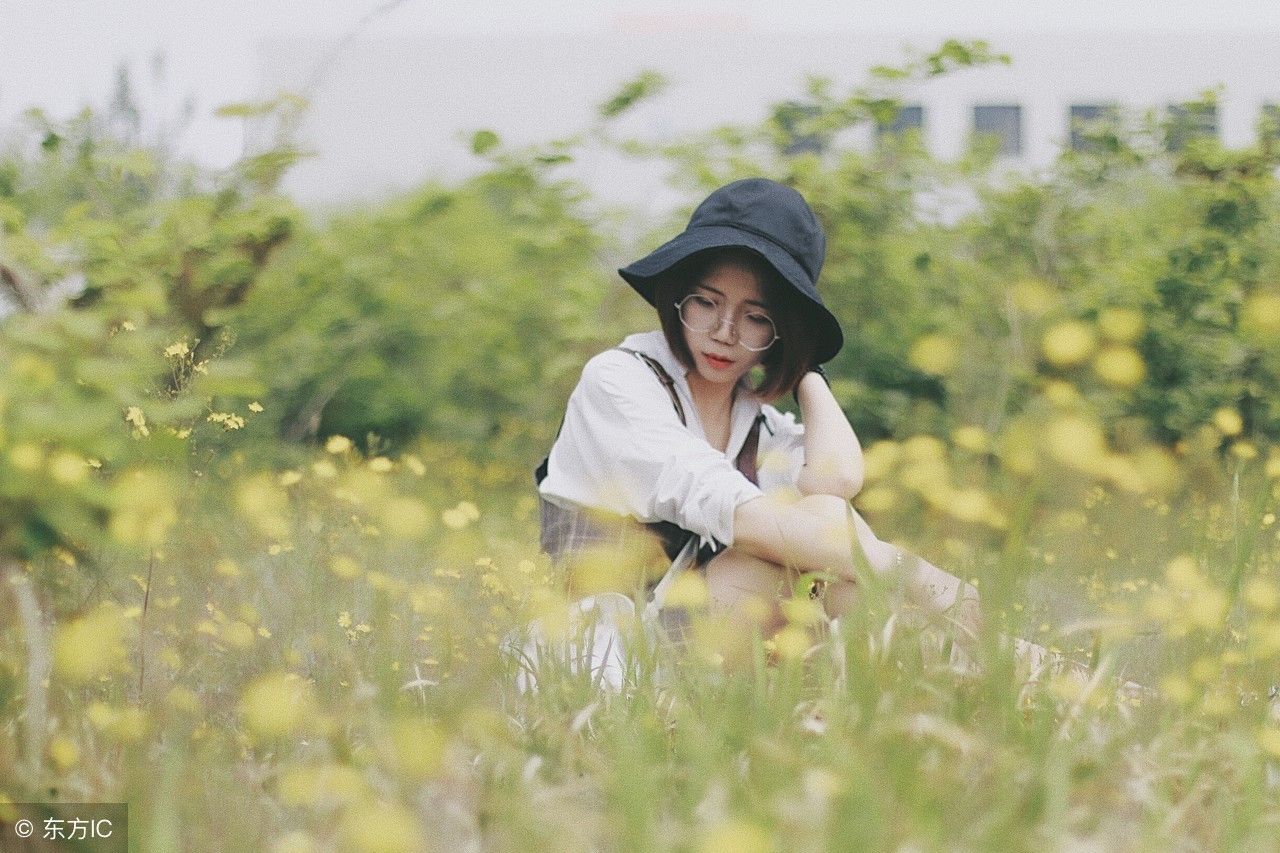 美女或躺或坐在草丛深处，闭着眼听风在噼啪作响，这场景你憧憬吗