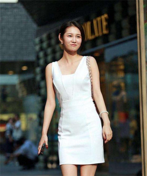 『生姿』街拍:短发美女穿短裙配细高跟,腰细腿长,身材曼妙生姿
