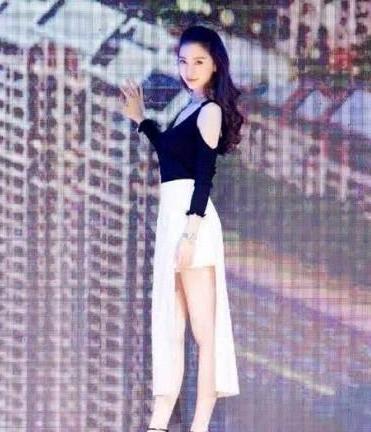冉莹颖的无跟鞋早被AB杨幂穿烂了，怕站不稳两腿分开连脚趾都用力