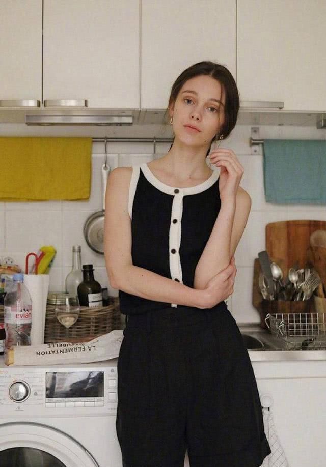  『吊带装』30岁女性不适合吊带装？学时尚博主这么穿，知性又减龄