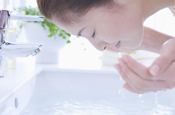  『皮肤』女人洁面时，放两勺盐，持续一段时间，将会会吃到三个“好处”！