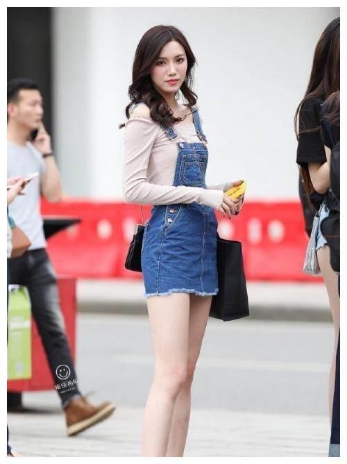 街拍:魅力全开的美女，让人心动不已!