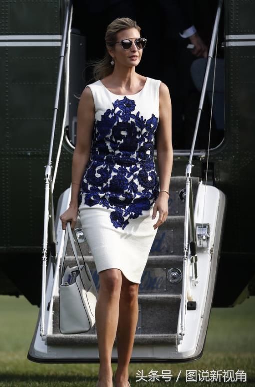 伊万卡换了风格，波点丝袜搭配黑连衣裙，无袖连衣裙凸显线条