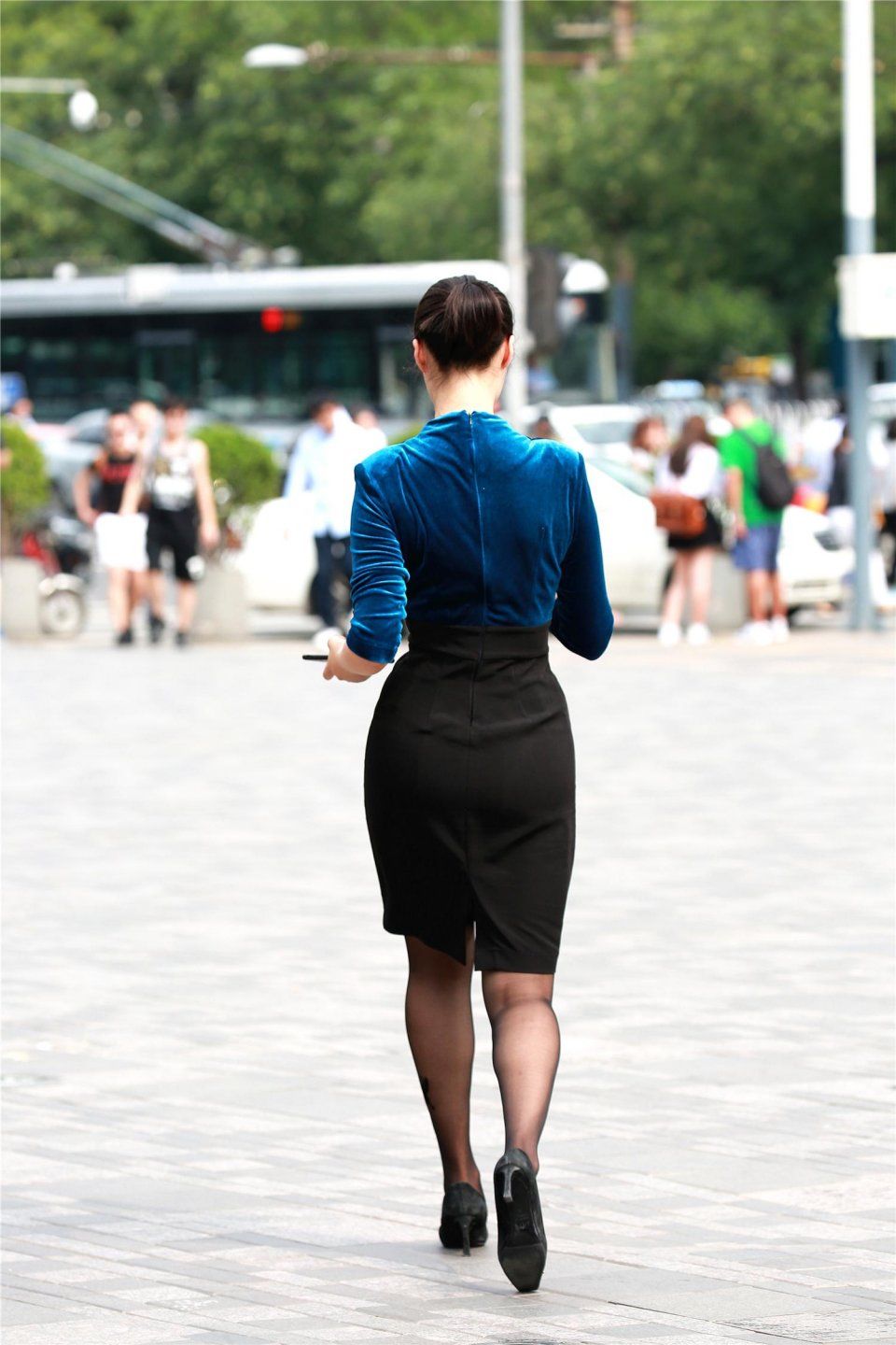 街拍:黑丝高跟短裙小蛮腰，忍不住多看几眼