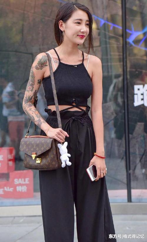 有小酒窝的美女，笑起来锁骨很美，但是“臂花”更美更吸人眼球！