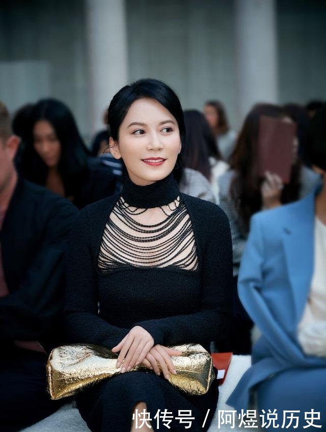 『俞飞鸿』女神俞飞鸿离开滤镜,满脸的疲惫皱纹,网友表示女神也老了