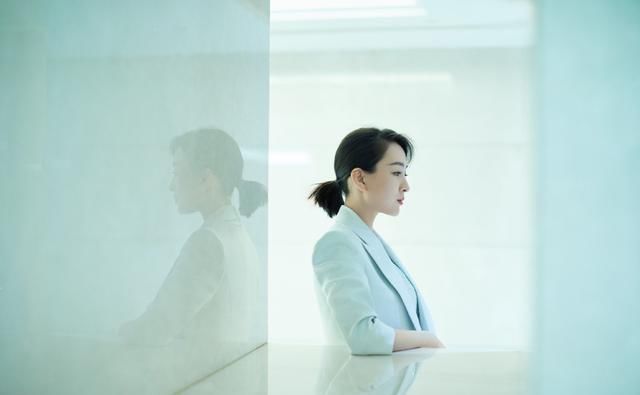 「马苏」马苏也想走气质风了，穿白色正装搭配霸气红唇，展现霸道气场