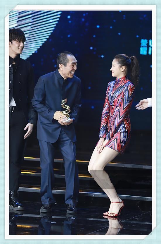 关晓彤胆真大!穿包臀裙半蹲秀身材,网友:简直就是大写的S!