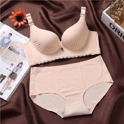 胸不大的女人!新款文胸上市，深V聚拢收副乳，怎么穿都时尚有范