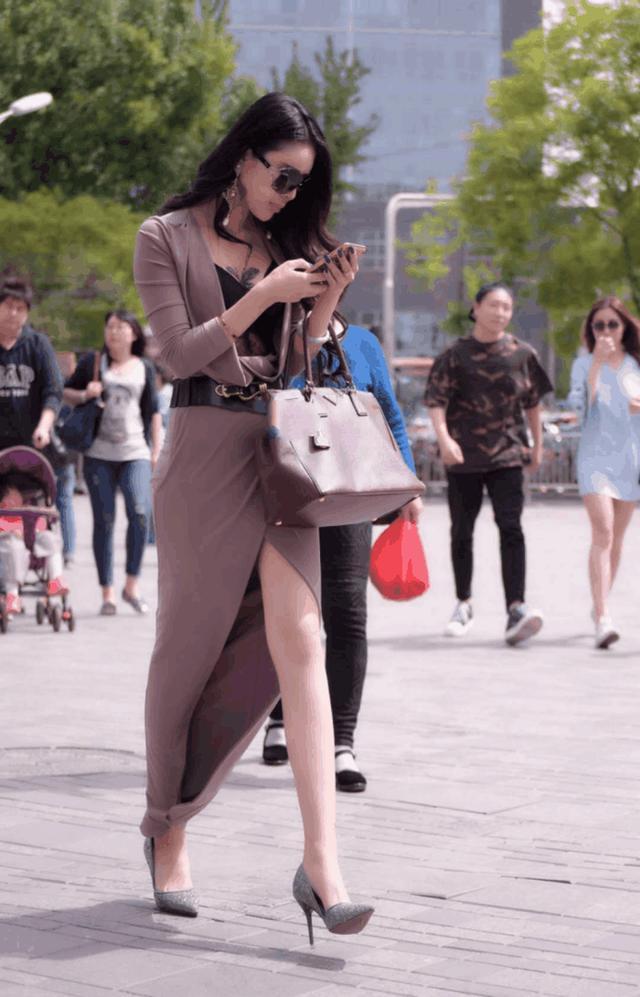 街拍：美女小姐姐包臀裙裹出完美窈窕身材，时尚凉鞋充满时尚范儿