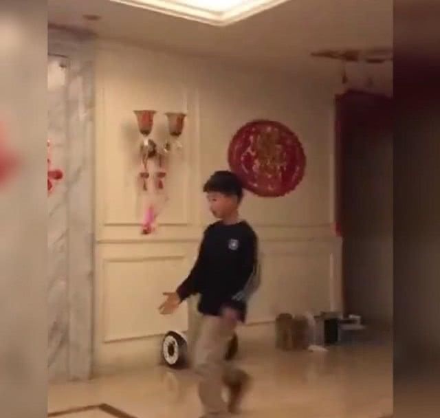  家里■小萌娃蹲在家里踢毽子因“技艺高超”爆红，网民：这怕是拆家级別的水准