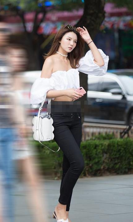 街拍美女:气质美女逛街,浑身散发着迷人的魅力!