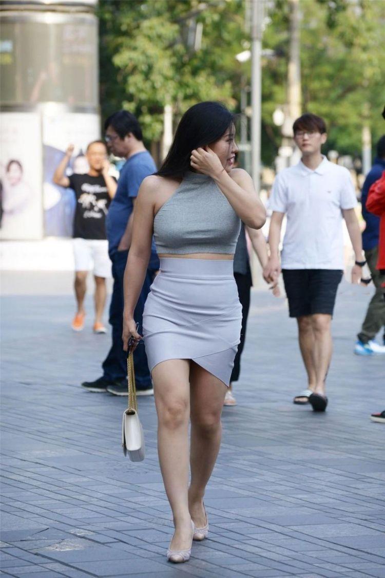 街拍：浪漫而柔美的紧身裙秀出好身材，穿出超性感魅力！