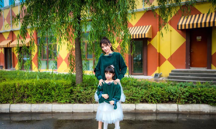 40岁黄奕厉害了！仅剪了个空气刘海显小20岁，网友：我又恋爱